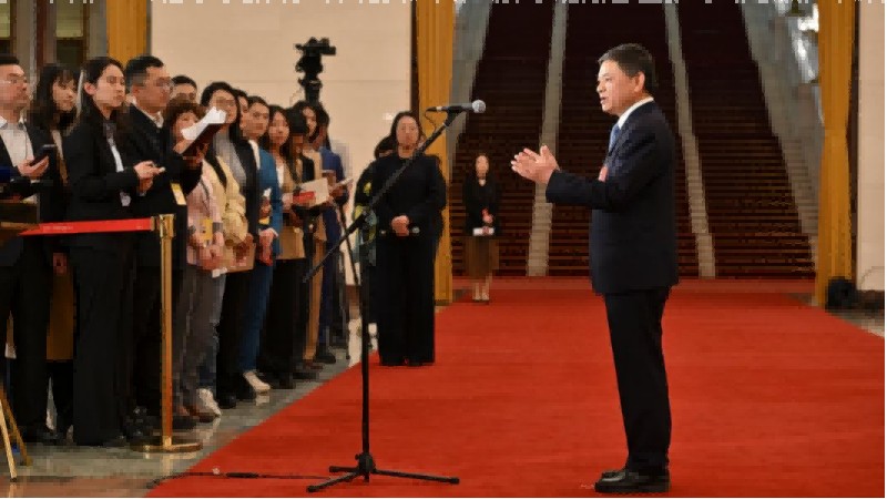 两会现场速递丨生态环境部部长黄润秋带芯片上通道展示环保成就